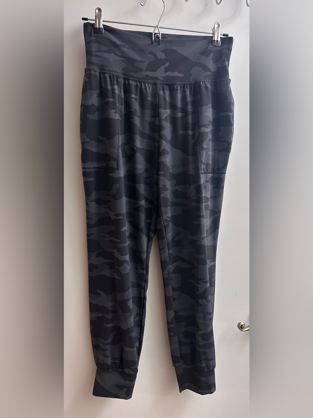 Athleta Salutation Jogger Camo Pants Black Gray Medium Stretch Yoga High Rise